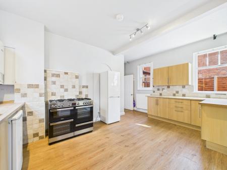 5 bedroom Semi-detached house to let in Aylestone hill, Hereford, HR1