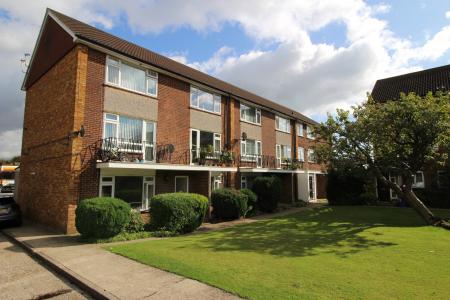 2 bedroom Ground floor maisonette for sale in Clifton Court, Marlow Road, Cressex, High Wycombe, HP11