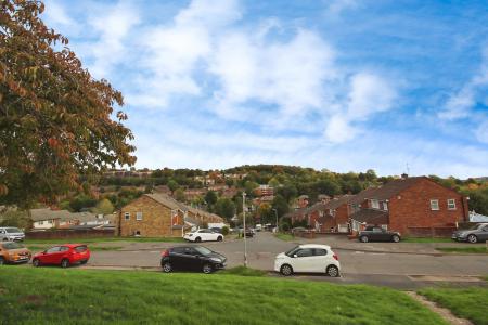2 bedroom Detached house for sale in Roebuck Avenue, High Wycombe, HP13