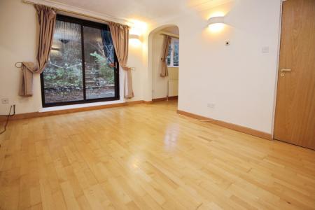 3 bedroom Town house to let in Garratts Way, High Wycombe, HP13