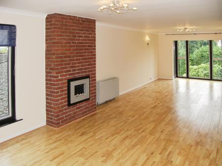 3 bedroom Flat to let in Overleigh Court, Amersham Road, High Wycombe, HP13