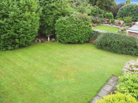 3 bedroom Flat to let in Overleigh Court, Amersham Road, High Wycombe, HP13