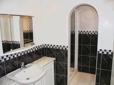 3 bedroom Flat to let in Overleigh Court, Amersham Road, High Wycombe, HP13