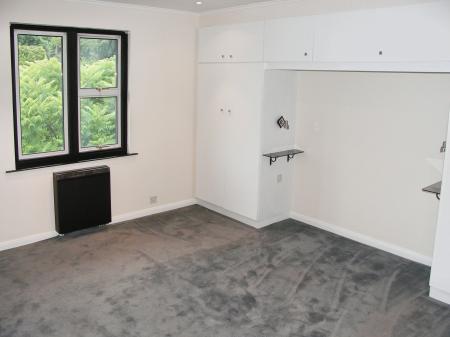 3 bedroom Flat to let in Overleigh Court, Amersham Road, High Wycombe, HP13