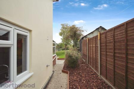 3 bedroom Semi-detached house to let in Whitepit Lane, Wooburn Green, HP10