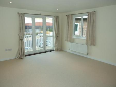 2 bedroom Flat to let in Wrights Meadow Way, High Wycombe, HP11