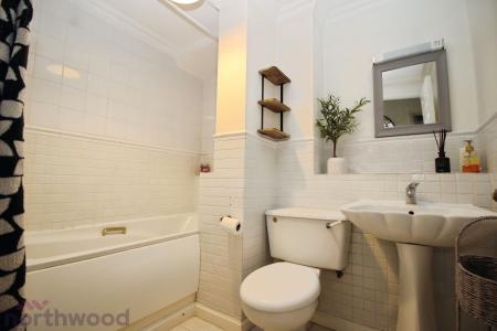 2 bedroom Flat to let in Bassetsbury Lane, High Wycombe, HP11