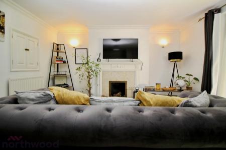 2 bedroom Flat to let in Bassetsbury Lane, High Wycombe, HP11