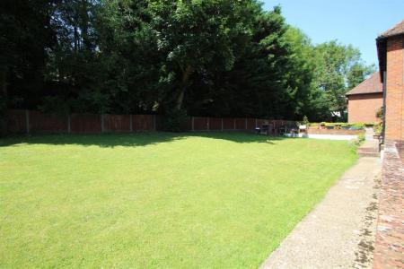 2 bedroom Flat to let in Bassetsbury Lane, High Wycombe, HP11