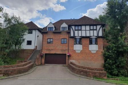 2 bedroom Flat to let in Bassetsbury Lane, High Wycombe, HP11