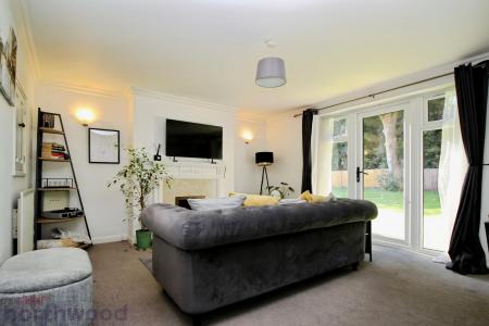 2 bedroom Flat to let in Bassetsbury Lane, High Wycombe, HP11
