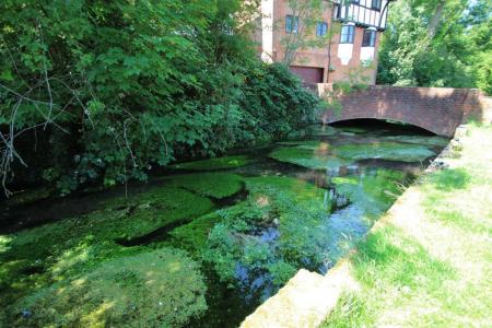 2 bedroom Flat to let in Bassetsbury Lane, High Wycombe, HP11
