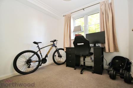 2 bedroom Flat to let in Bassetsbury Lane, High Wycombe, HP11