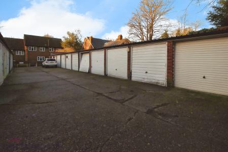 2 bedroom Flat to let in Amersham Hill, High Wycombe, HP13