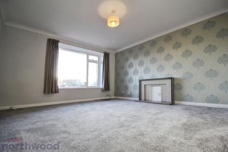 2 bedroom Flat to let in Amersham Hill, High Wycombe, HP13