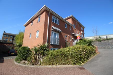 2 bedroom Flat to let in Brunner Place, Queens Road, High Wycombe, HP13