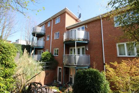 2 bedroom Flat to let in Brunner Place, Queens Road, High Wycombe, HP13