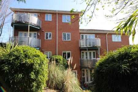 2 bedroom Flat to let in Brunner Place, Queens Road, High Wycombe, HP13
