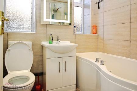 2 bedroom Flat for sale in Amersham Hill, High Wycombe, HP13