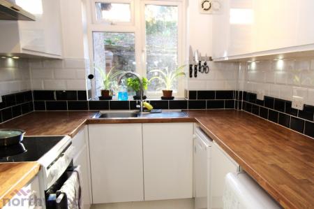 2 bedroom Flat for sale in Amersham Hill, High Wycombe, HP13