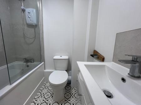 1 bedroom Flat to let in Basement Flat, Christchurch Street