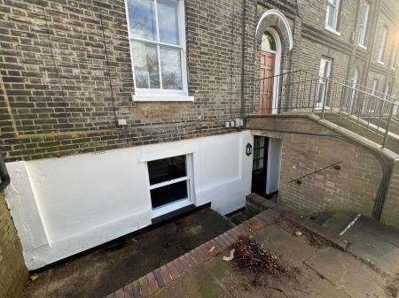 1 bedroom Flat to let in Basement Flat, Christchurch Street