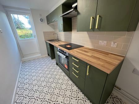 1 bedroom Flat to let in Basement Flat, Christchurch Street