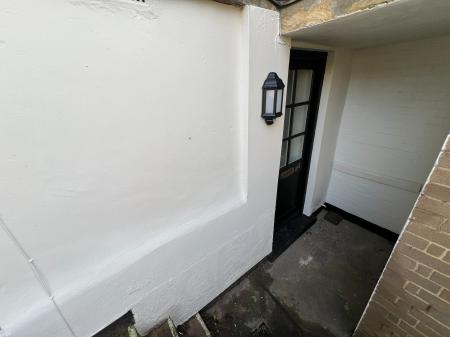 1 bedroom Flat to let in Basement Flat, Christchurch Street