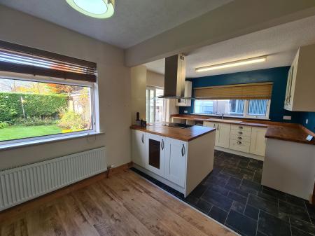 4 bedroom Detached house to let in Lawnswood Avenue, Lancaster, LA1