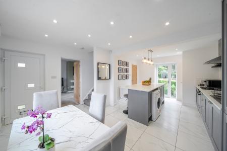3 bedroom End of terrace house for sale in Hollin Park View, Oakwood, Leeds, LS8