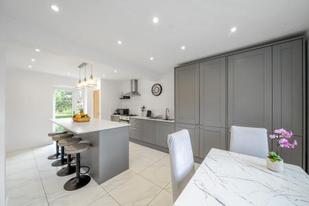 3 bedroom End of terrace house for sale in Hollin Park View, Oakwood, Leeds, LS8