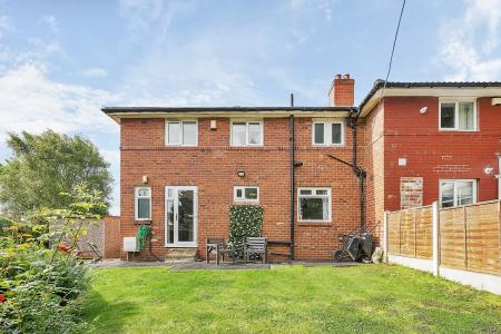 3 bedroom End of terrace house for sale in Hollin Park View, Oakwood, Leeds, LS8