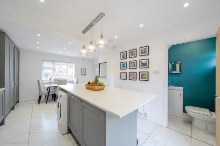 3 bedroom End of terrace house for sale in Hollin Park View, Oakwood, Leeds, LS8