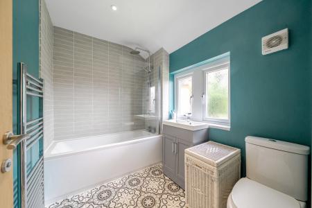 3 bedroom End of terrace house for sale in Hollin Park View, Oakwood, Leeds, LS8