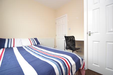 4 bedroom End of terrace house for sale in John Street, Hyde Park, Leeds, LS6