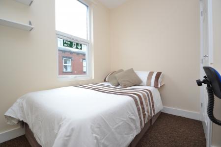 4 bedroom End of terrace house for sale in John Street, Hyde Park, Leeds, LS6