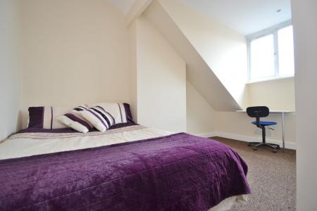 4 bedroom End of terrace house for sale in John Street, Hyde Park, Leeds, LS6