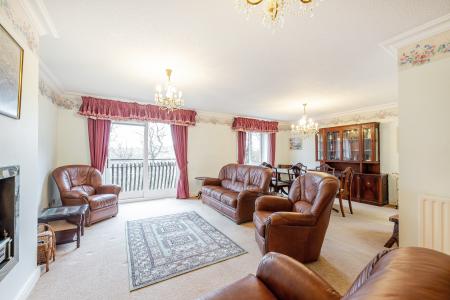 3 bedroom Flat for sale in Oakhampton Court, Park Avenue, Roundhay, Leeds, LS8