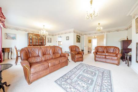 3 bedroom Flat for sale in Oakhampton Court, Park Avenue, Roundhay, Leeds, LS8