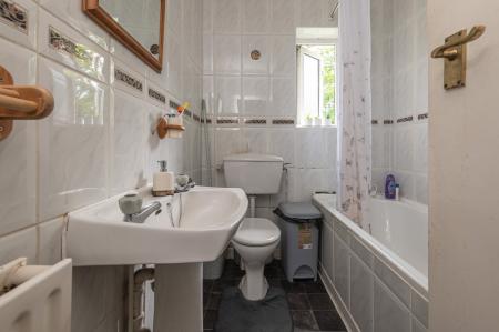 2 bedroom Flat for sale in Redesdale Gardens, Adel, Leeds, LS16