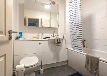 2 bedroom Flat for sale in Sandhill Court, Sandhill Lane, Alwoodley, Leeds, LS17