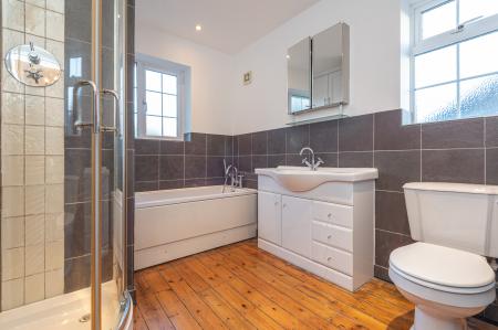 4 bedroom Semi-detached house to let in Harrogate Road, Chapel Allerton, Leeds, LS7