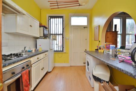 1 bedroom House share to let in Roundhay View, Leeds, LS8