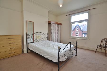 1 bedroom House share to let in Roundhay View, Leeds, LS8