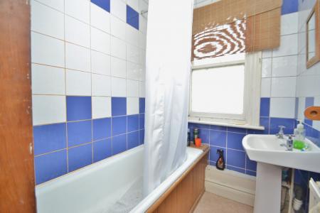 1 bedroom House share to let in Roundhay View, Leeds, LS8