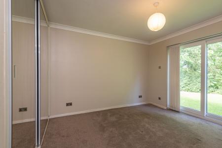 2 bedroom Flat to let in Oakdene Drive, Alwoodley, Leeds, LS17