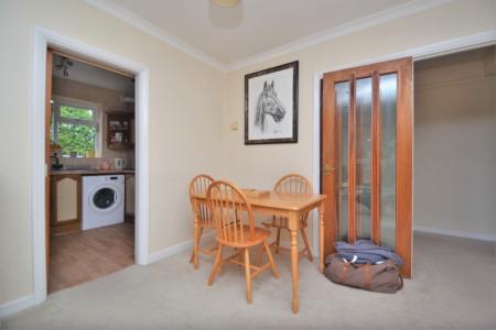 2 bedroom Flat to let in Park Villa Court, Park Villas, Lidgett P, Roundhay, Leeds, LS8
