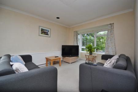 2 bedroom Flat to let in Park Villa Court, Park Villas, Lidgett P, Roundhay, Leeds, LS8