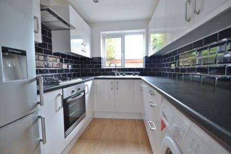 1 bedroom Flat to let in Chandos Court, 77 North Park Avenue, Roundhay, Leeds, LS8