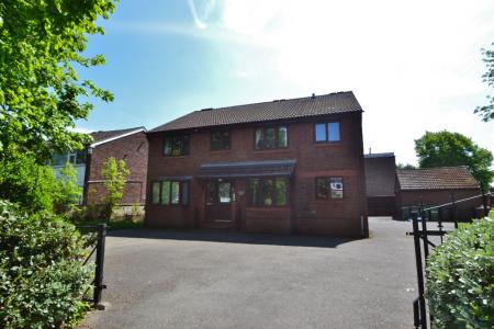 1 bedroom Flat to let in Chandos Court, 77 North Park Avenue, Roundhay, Leeds, LS8